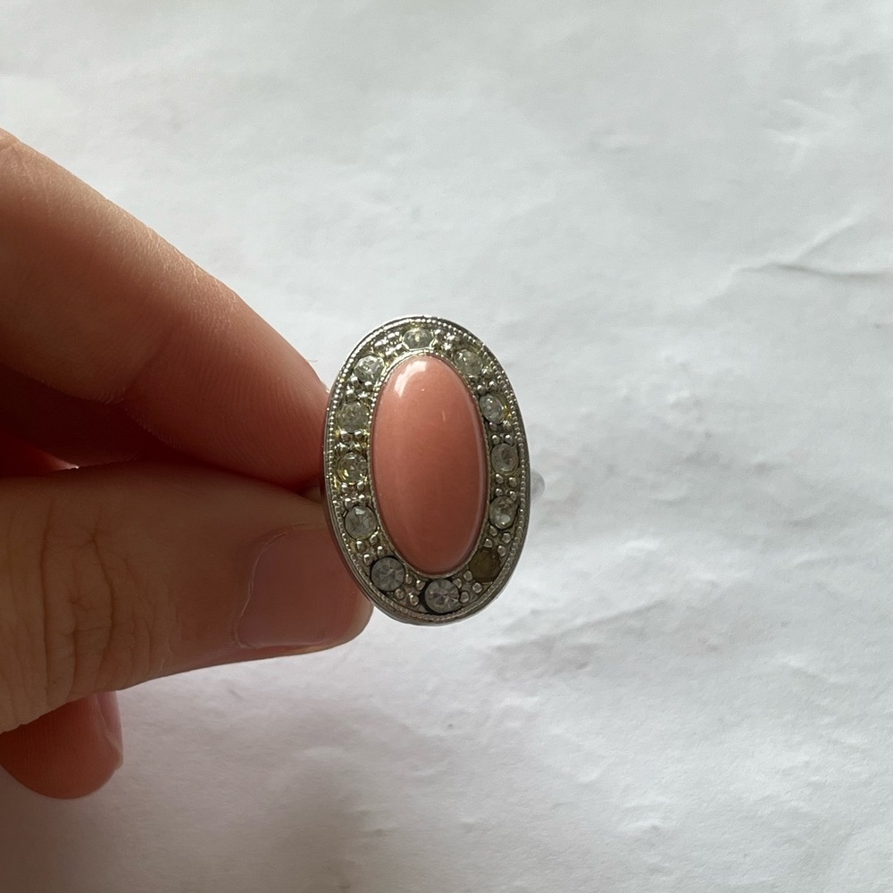 Very pretty vintage Avon ring